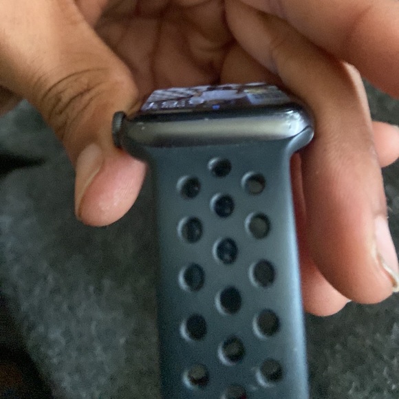 Apple Watch series 5 - Picture 2 of 5